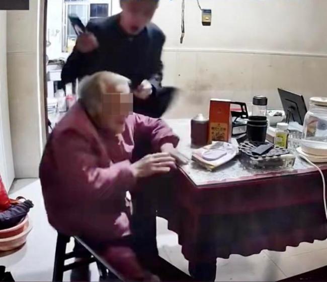 邻居称被儿子殴打老人有4个女儿