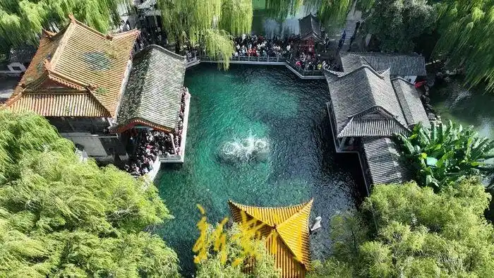 降雨退场天空放晴，济南地下水位飙升，趵突泉黑虎泉创历史新高