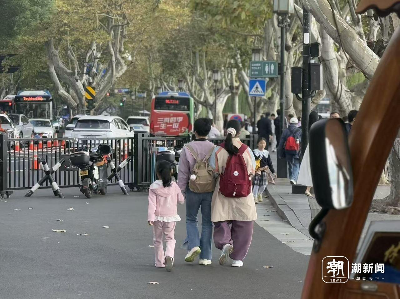 杭州西湖秋假旅游_多地放秋假 景区“长满”小朋友_浙江中小学春秋假制度