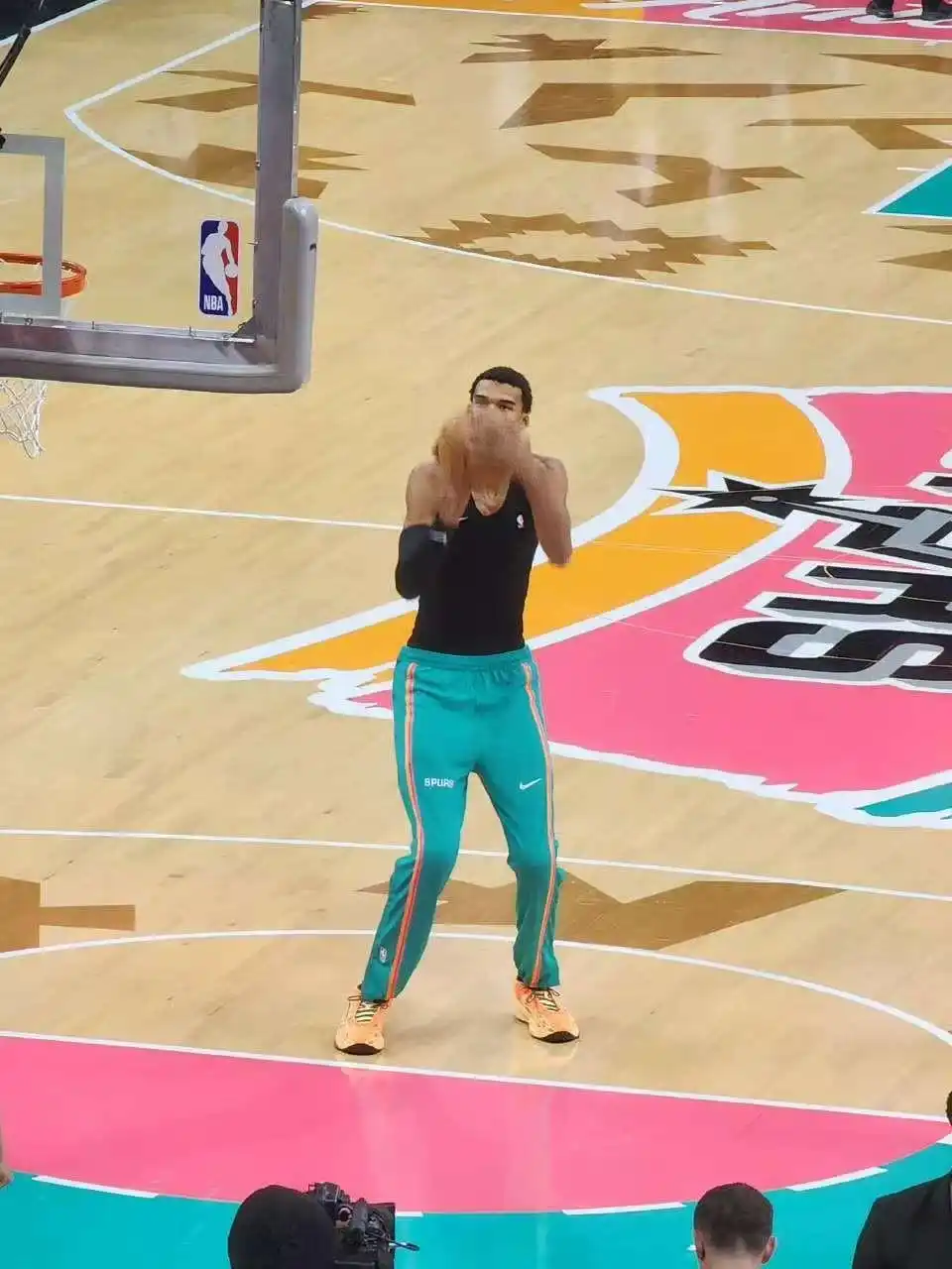 库里46分爆砍历史第43次单节20+_勇三疯！库里46分单节击垮马刺 两数据紧追乔帮主_勇士队背靠背逆转马刺