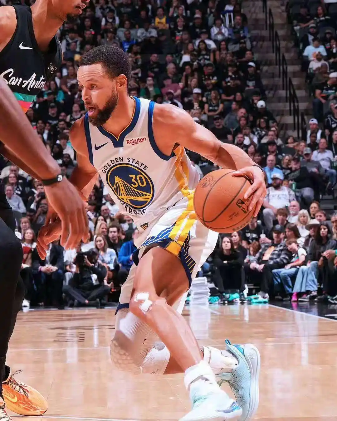 勇士队背靠背逆转马刺_库里46分爆砍历史第43次单节20+_勇三疯！库里46分单节击垮马刺 两数据紧追乔帮主