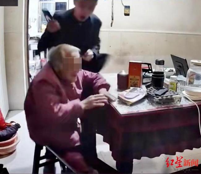 男子打92岁痴呆母亲被刑拘 邻居发声