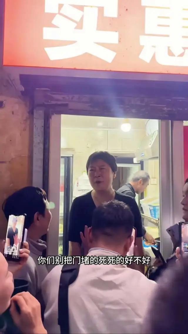 十月河南几家小店意外走红 却因排队等各种问题陷入困扰？