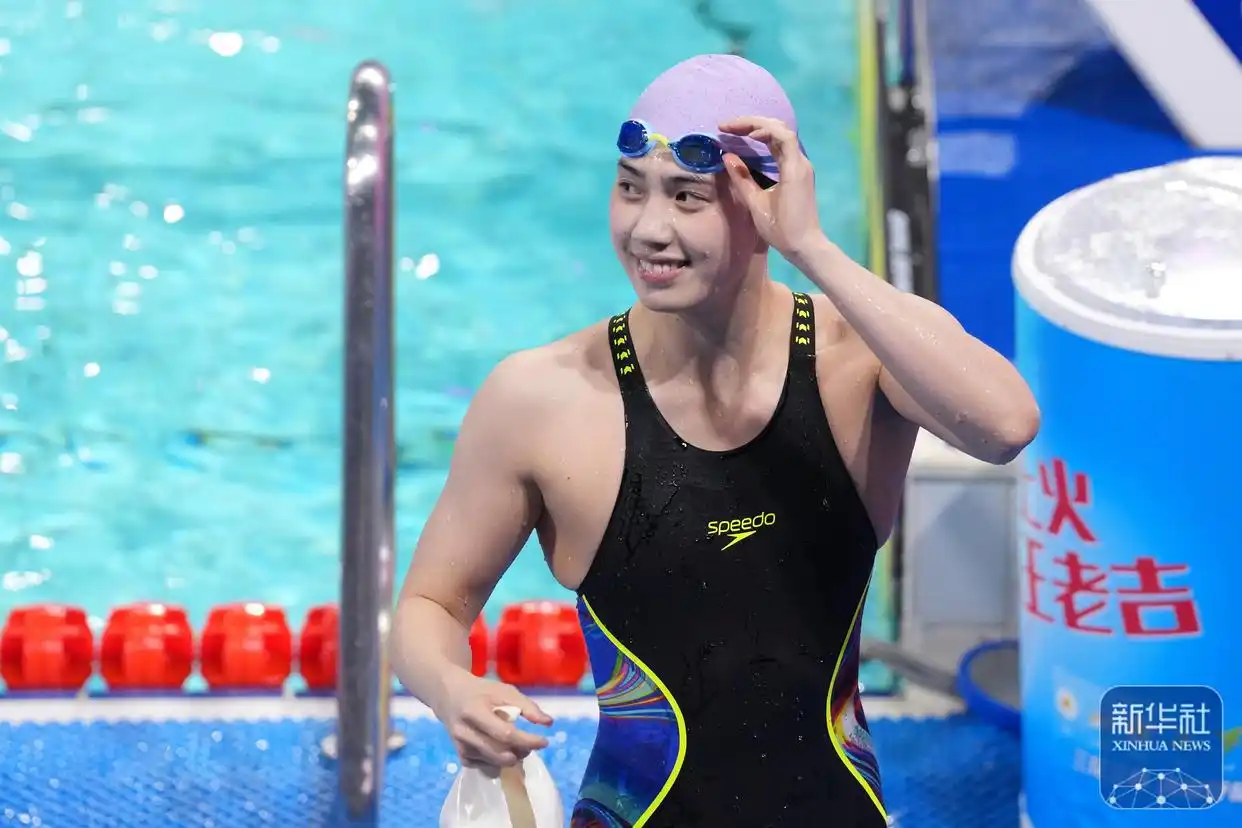 组图：张雨霏50米蝶泳夺金 颁奖典礼再现哪吒造型_全国运动会游泳女子50米蝶泳决赛 张雨霏 吴卿风 余依婷
