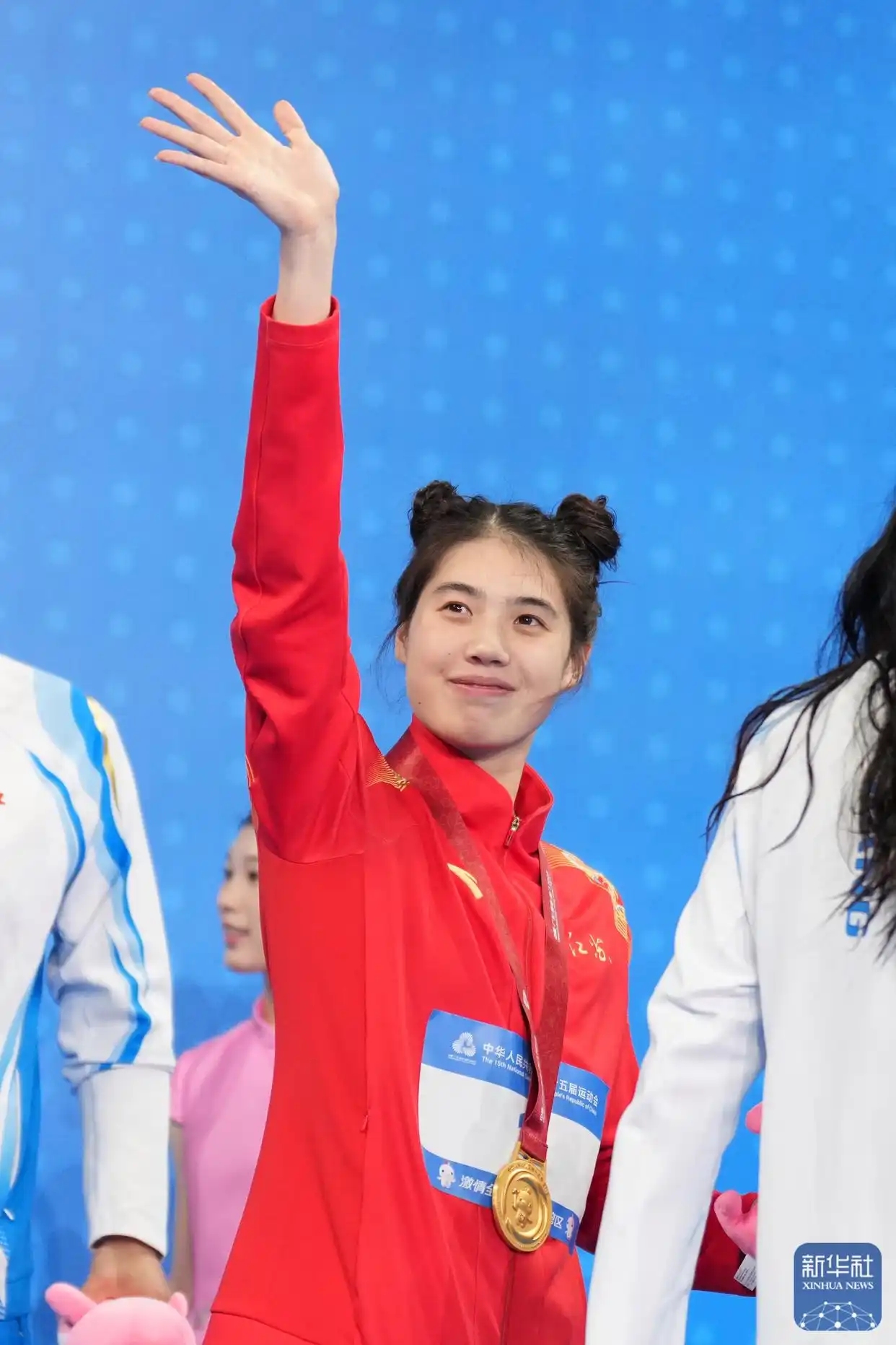 全国运动会游泳女子50米蝶泳决赛 张雨霏 吴卿风 余依婷_组图：张雨霏50米蝶泳夺金 颁奖典礼再现哪吒造型