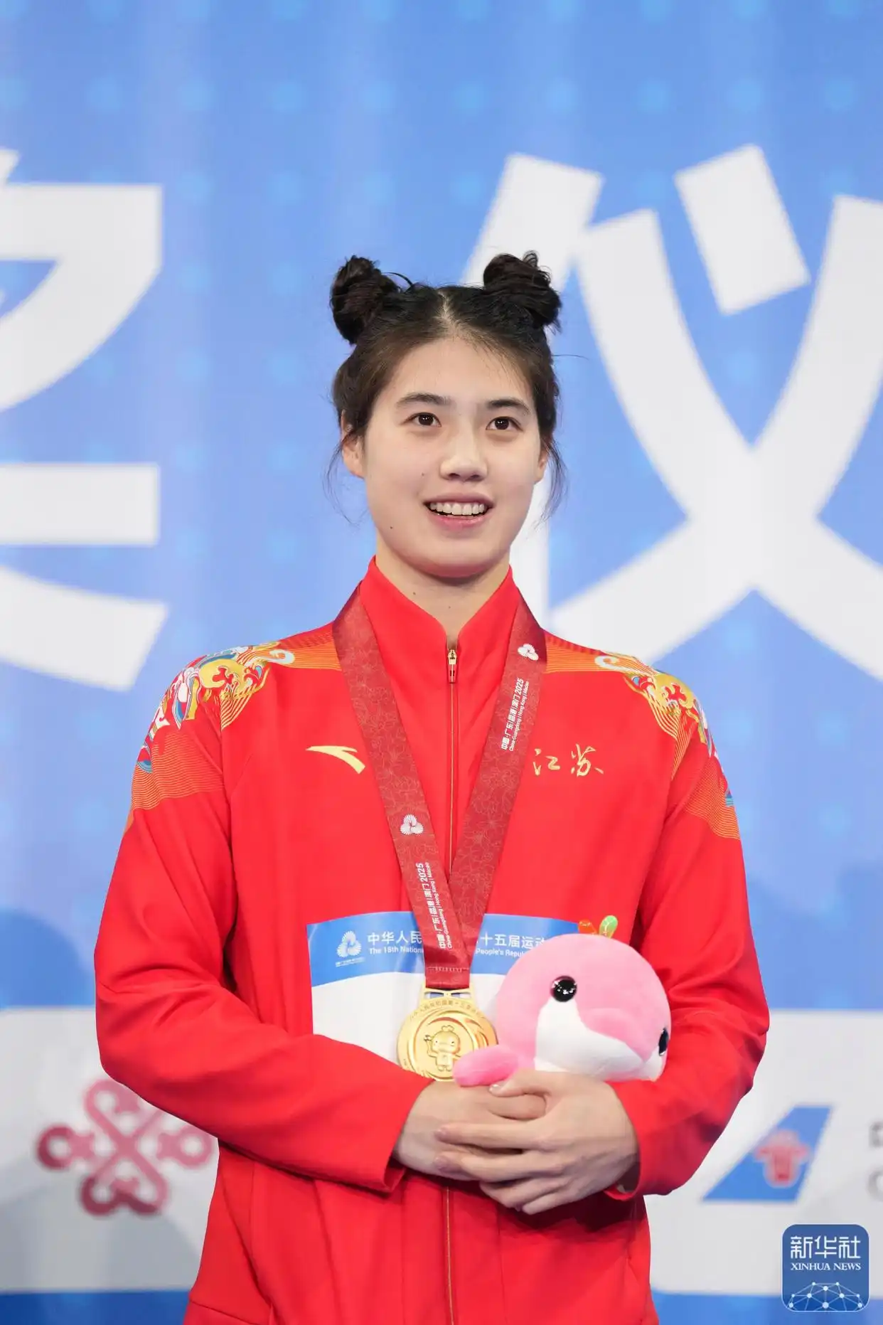 组图：张雨霏50米蝶泳夺金 颁奖典礼再现哪吒造型_全国运动会游泳女子50米蝶泳决赛 张雨霏 吴卿风 余依婷