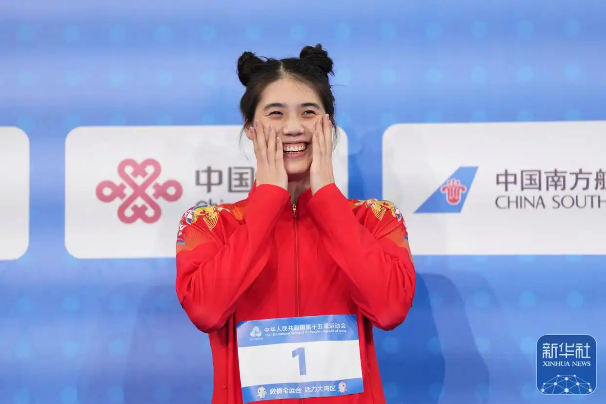 组图：张雨霏50米蝶泳夺金 颁奖典礼再现哪吒造型_全国运动会游泳女子50米蝶泳决赛 张雨霏 吴卿风 余依婷