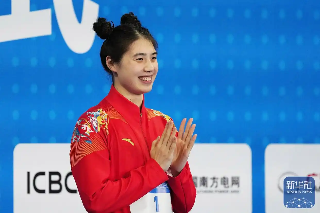 组图：张雨霏50米蝶泳夺金 颁奖典礼再现哪吒造型_全国运动会游泳女子50米蝶泳决赛 张雨霏 吴卿风 余依婷