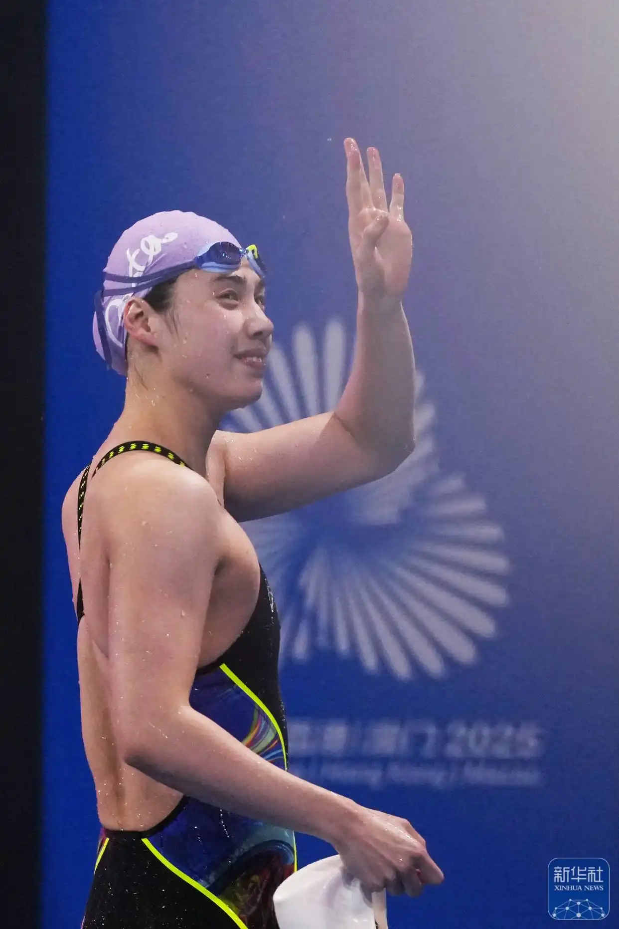 组图：张雨霏50米蝶泳夺金 颁奖典礼再现哪吒造型_全国运动会游泳女子50米蝶泳决赛 张雨霏 吴卿风 余依婷