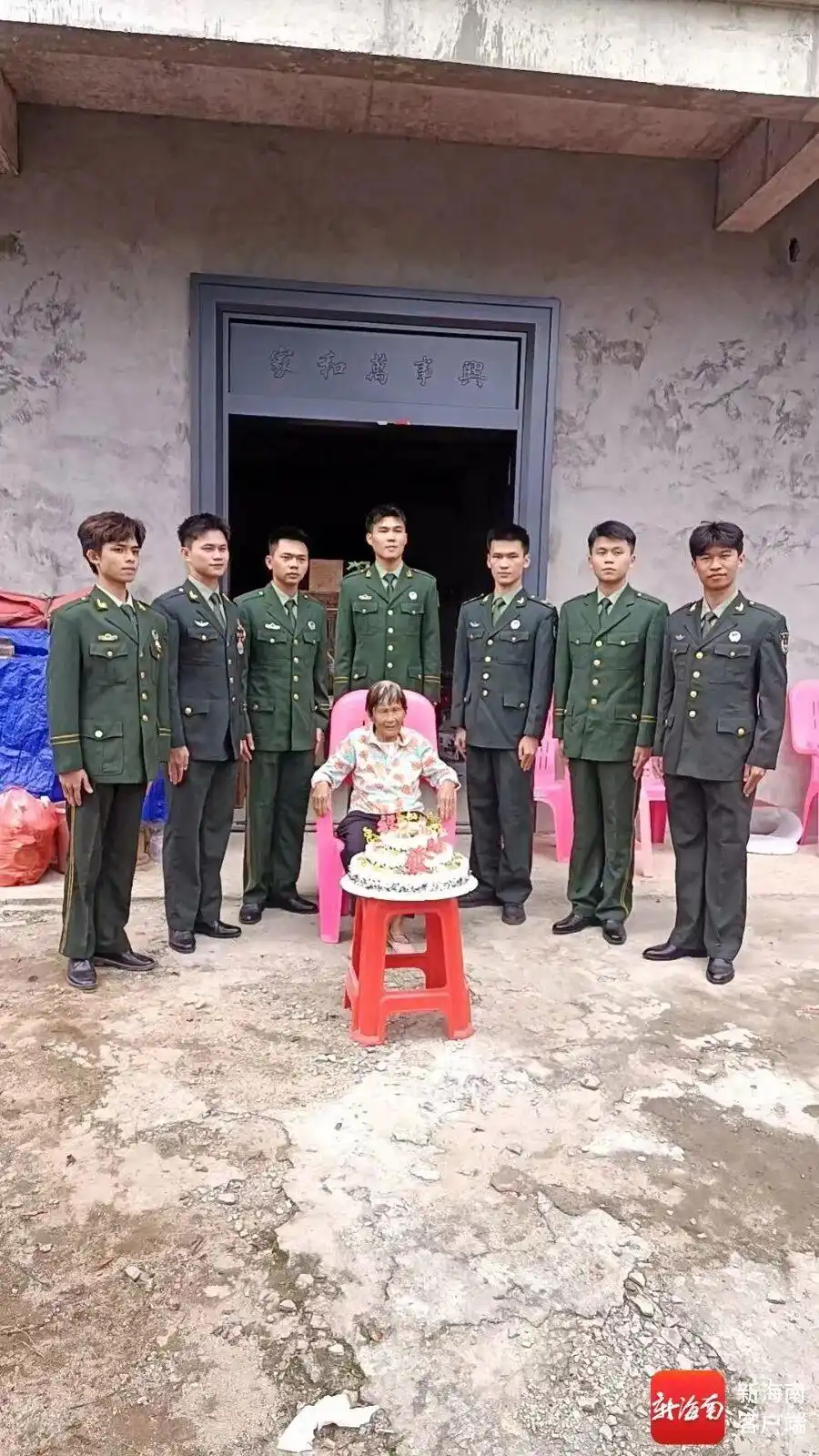冯大地家庭多人参军故事_海南孙辈身披戎装为奶奶祝寿_7个孙子身披戎装为奶奶祝寿