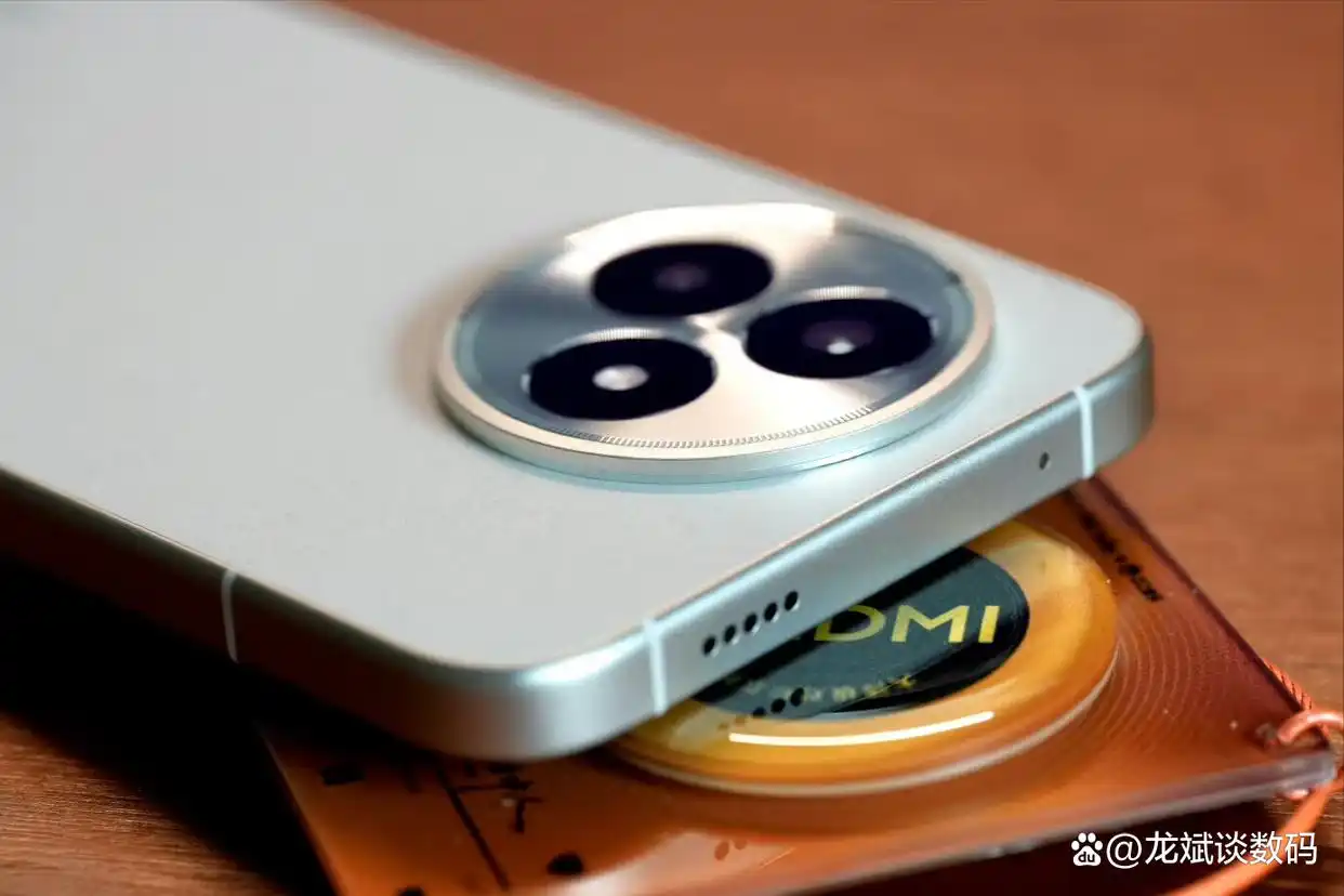 天玑9400+旗舰跌至1835元,144HZ直屏+7410mAh+龙晶玻璃+100W,红米太猛了