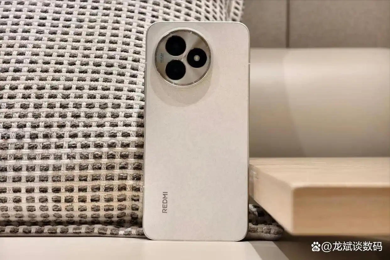 天玑9400+旗舰跌至1835元,144HZ直屏+7410mAh+龙晶玻璃+100W,红米太猛了