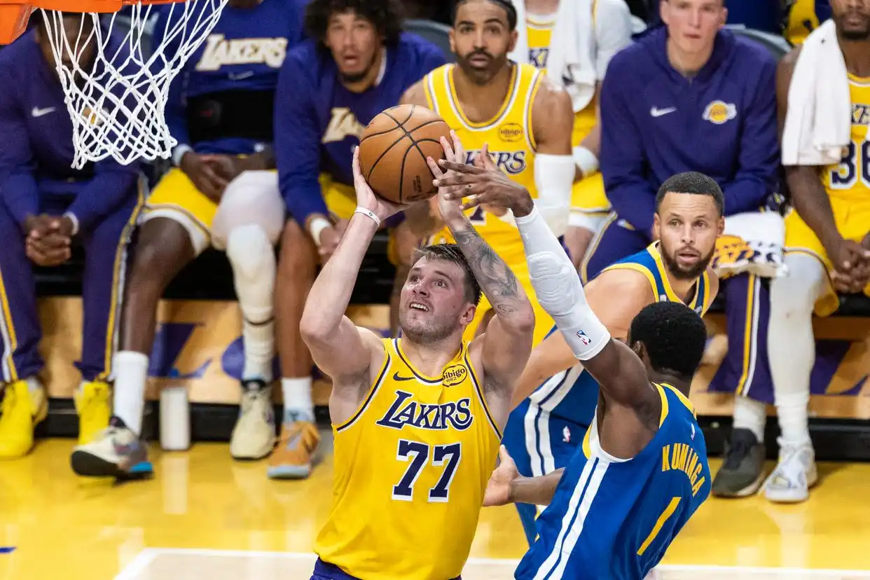 (体育)篮球——NBA常规赛:勇士胜湖人