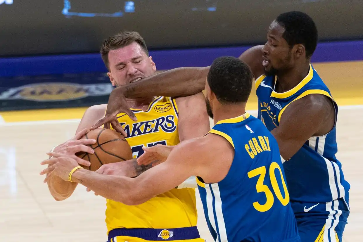 (体育)篮球——NBA常规赛:勇士胜湖人