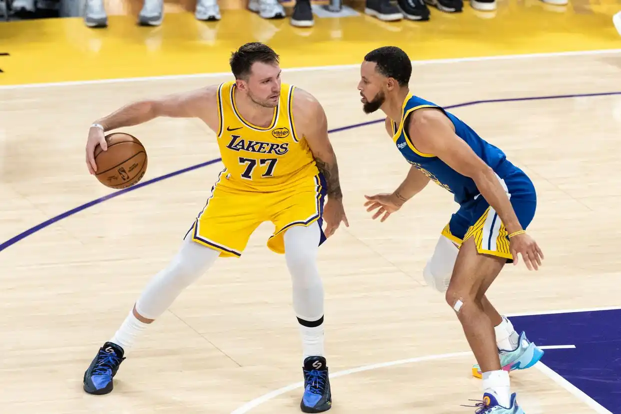 (体育)篮球——NBA常规赛:勇士胜湖人