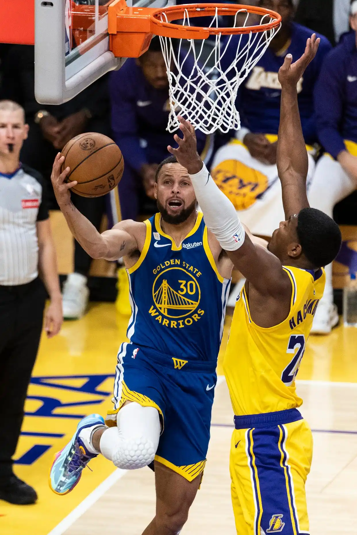 (体育)篮球——NBA常规赛:勇士胜湖人