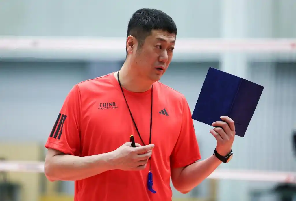 排球中心：中国女排主教练赵勇等已赴意大利学习交流