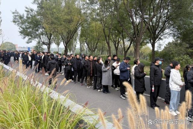 杨振宁告别仪式:遗体安卧翠柏丛中,各界人士深情送别