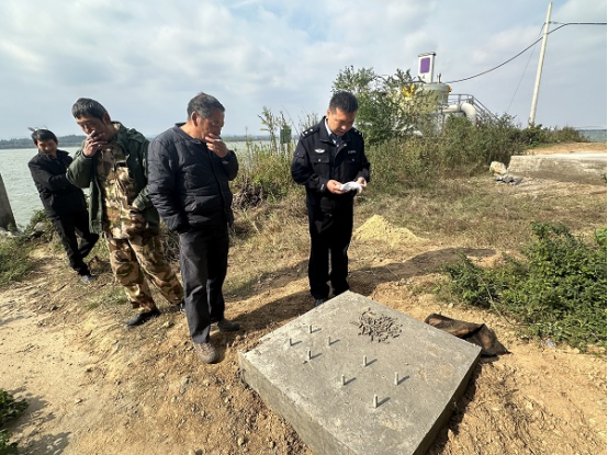 男子钓到108发子弹以为是大鱼