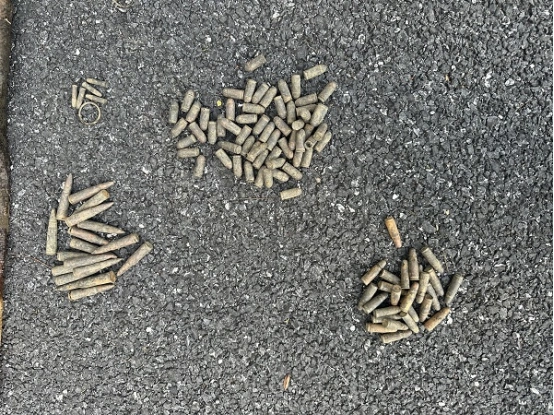 新干县发现子弹 垂钓者报警处理 弹药遗留安全隐患_男子钓到108发子弹以为是大鱼