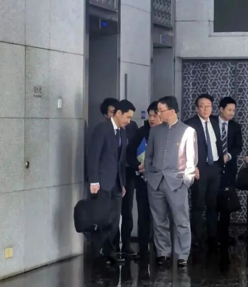 高市早苗 台湾问题 外交危机战略博弈 日本军国主义 复兴历史进程 外部风险挑战 日本右翼势力 正常国家化 军国主义招魂 《和平宪法》 约束 日美同盟_高市既想对华倒打一耙 又急于翻篇