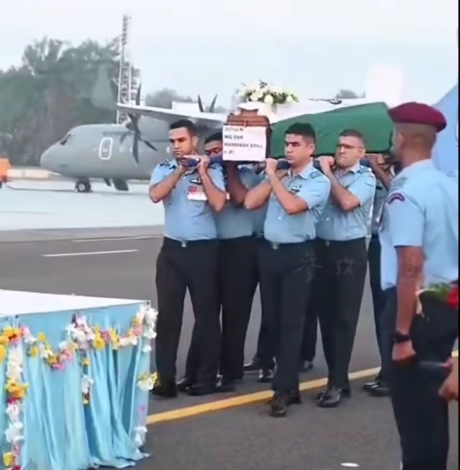 飞行员航展坠机身亡 空军妻子泪别敬礼！