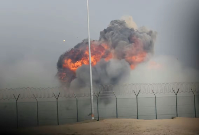 飞行员航展坠机身亡 空军妻子泪别敬礼！