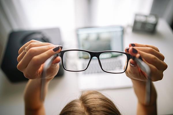 眼科医生提醒：近视的人少吃甜食 糖分影响视力健康