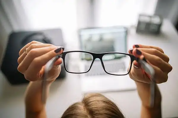 近视控糖危害_眼科医生提醒:近视的人少吃甜食_糖分影响视力