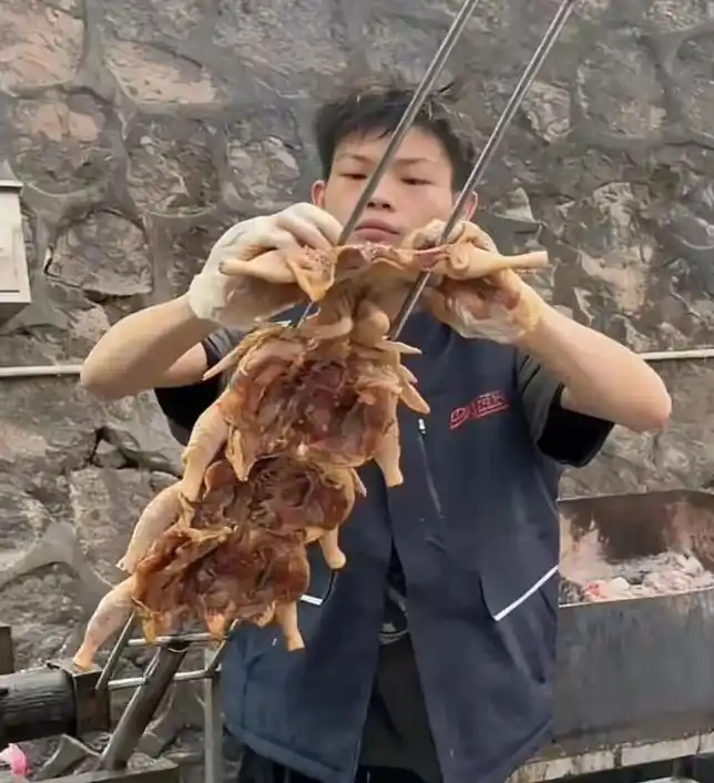 烤鸡少年小陈创业故事_烤鸡少年喜提迈巴赫？本人回应_深圳烤鸡少年