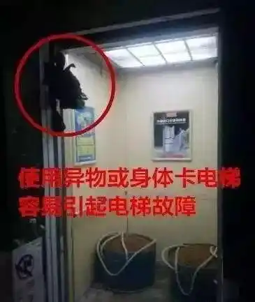 女子早高峰占电梯被推出去后厮打_电梯门光幕感应_长期占用电梯不关门