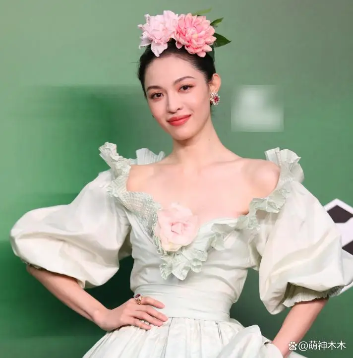 钟楚曦合影风波升级!站C位评论区沦陷,杨幂刘亦菲差点没挤进去