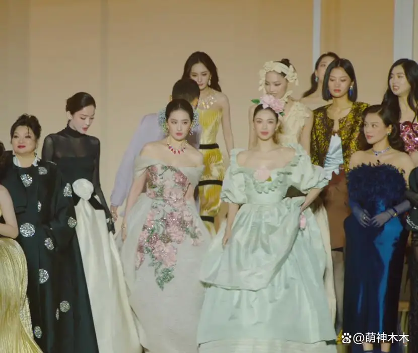钟楚曦合影风波升级!站C位评论区沦陷,杨幂刘亦菲差点没挤进去