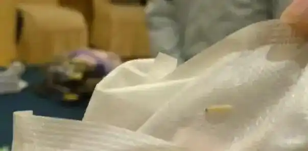 知名品牌被曝有活虫!记者现场拆开一包,虫子还在蠕动!最新回应 知名品牌被曝有活虫!记者现场拆开一包,虫子还在蠕动!最新回应