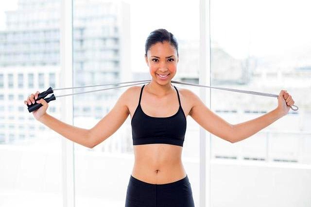 跳绳高强度间歇训练_跳绳快速减腹部脂肪_减小腹运动图片