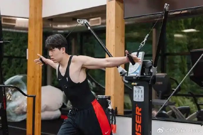 NBA球员杨瀚森：越洋逐梦，以篮球为桥｜拓维·2025