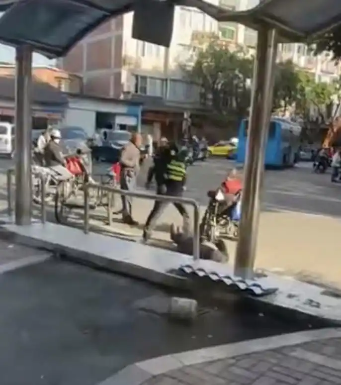 老人被城管推倒后离世？警方通报_福安吴某富被推倒身亡事件_福安郑某亮故意伤害案