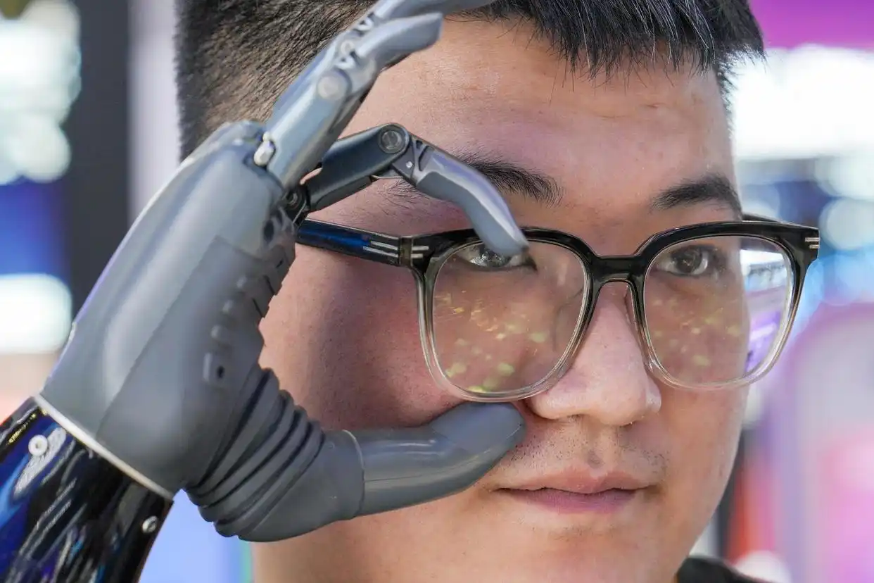 人工智能大模型具身突破_中国经济热词图鉴_中国经济高质量发展