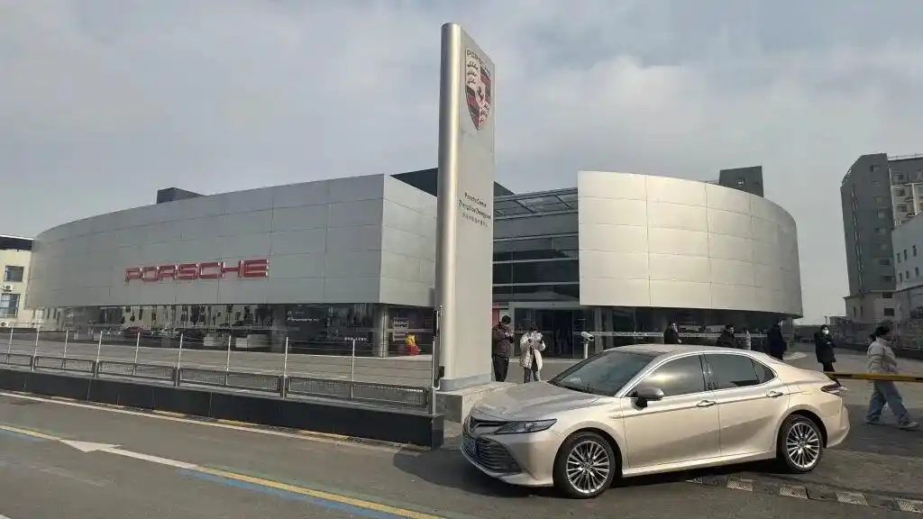 “车辆被连夜拉走”，实探闭店的保时捷中心