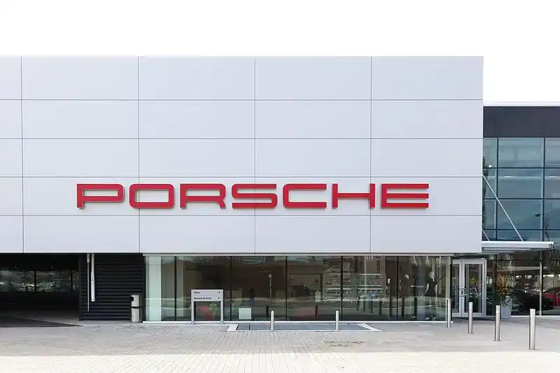 郑州中原保时捷中心疑连夜闭店 “跑路”，官方专班已介入调查