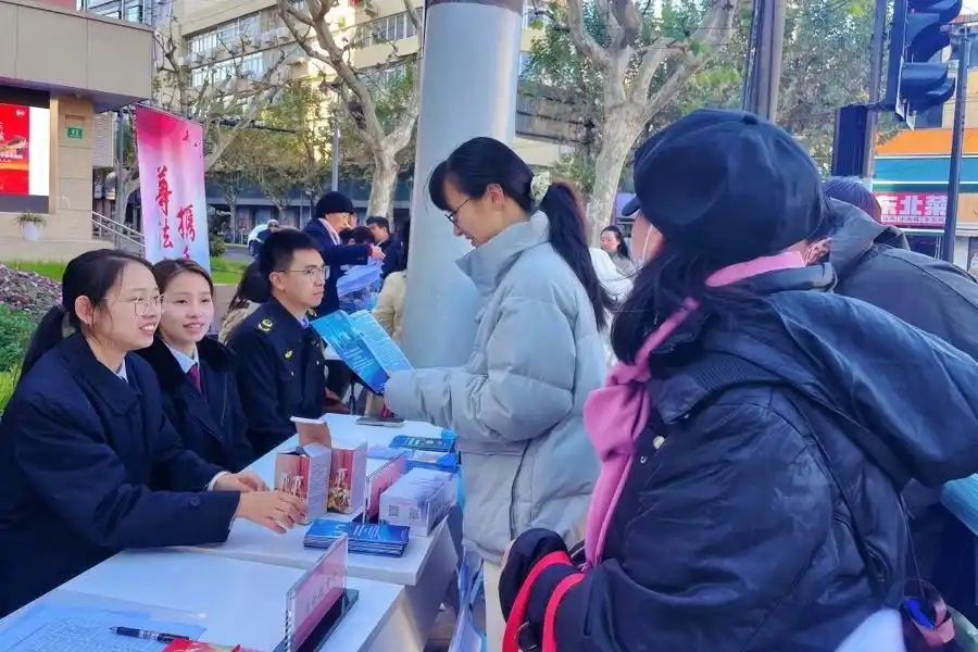 外卖骑手在家中猝死被保险公司拒赔_骑手保险拒赔案件调解_新业态劳动者权益保障