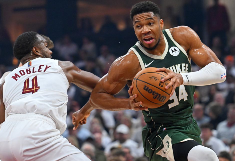 扬尼斯空砍40+14+9显悲凉!雄鹿攻防两端全靠他 美记:队史最佳 扬尼斯空砍40+14+9显悲凉!雄鹿攻防两端全靠他 美记:队史最佳