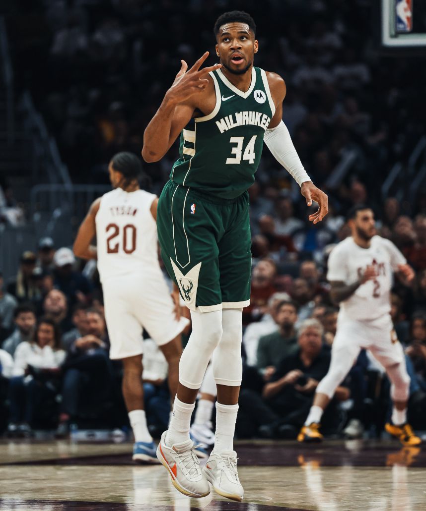 扬尼斯空砍40+14+9显悲凉!雄鹿攻防两端全靠他 美记:队史最佳