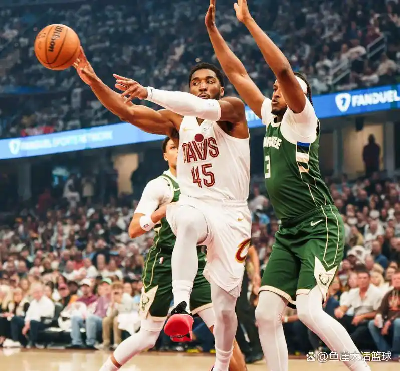 骑士险胜雄鹿!米切尔24+4莫布里立功,特纳13+6,字母40+9难救主