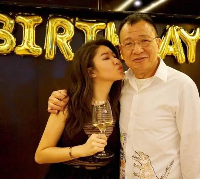 突发!曝76岁许绍雄病危,日前早有征兆,多名艺人探望,神情紧张