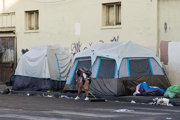 美媒关注“斩杀线”出圈：美国人的生存线还可能继续上移