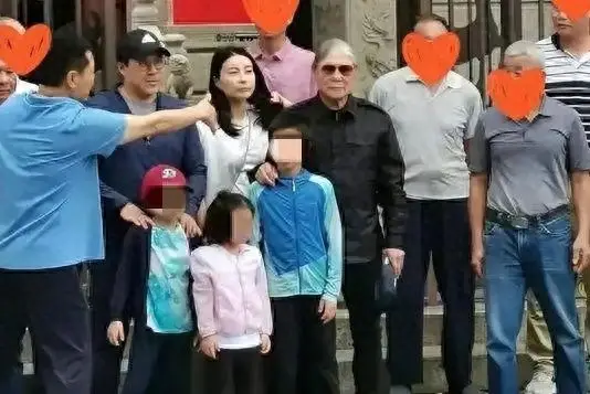 郭晶晶霍启刚带仨娃逛街，79岁霍震霆同行 喝平价蜜雪奶茶好接地气