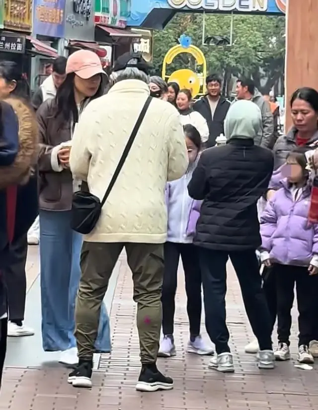 郭晶晶霍启刚节俭生活_霍震霆分享霍家育儿观_霍震霆郭晶晶蜜雪冰城