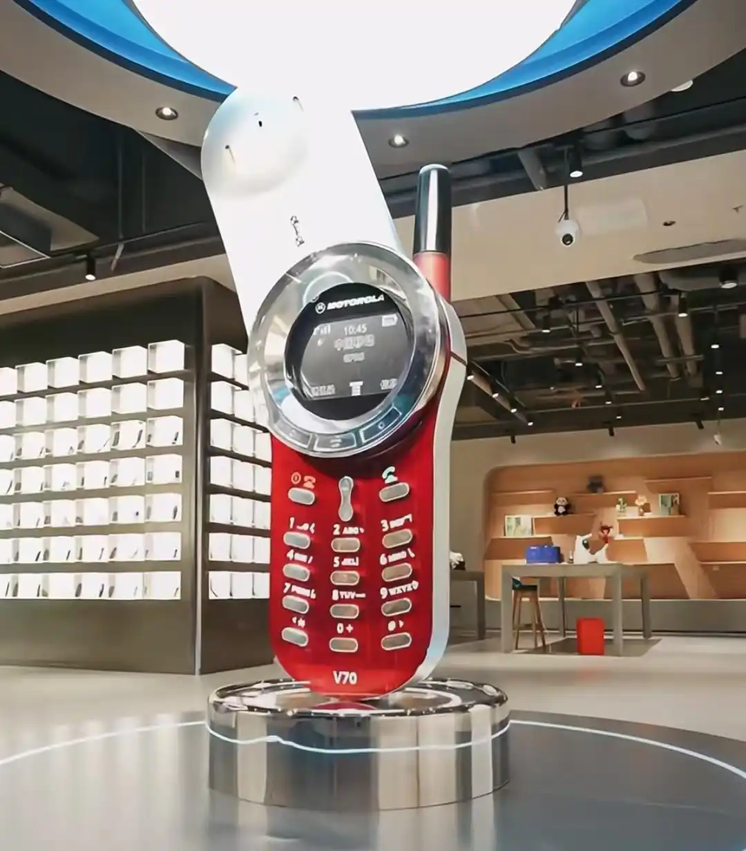 深圳华强北男子耗时一年定制近2米高可通话摩托罗拉，收藏800余部退出市场的手机开办博物馆，7个月后因资金问题关闭