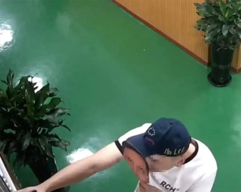 多名干部被指用“人脸面具”刷考勤_龙港市李家垟社区干部涉嫌伪造考勤记录_使用人脸面具刷脸打卡事件